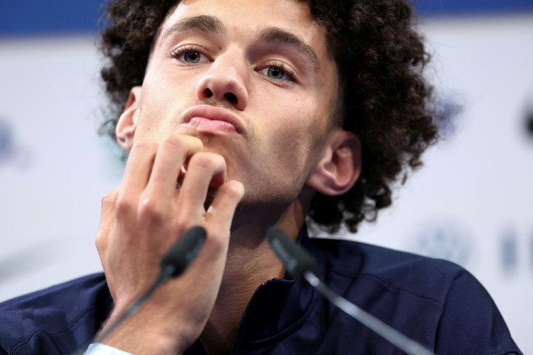 Maghnes Akliouche en conférence de presse lors du rassemblement avec l'équipe de France, le 3 septembre 2025 à Clairefontaine-en-Yvelines.
