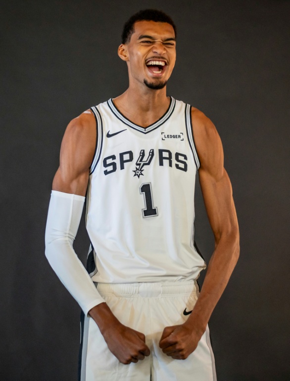 Victor Wembanyama pose pour des photos promotionnelles lors de la journée consacrée aux médias des San Antonio Spurs, le 29 septembre 2025 à Santonio, au Texas