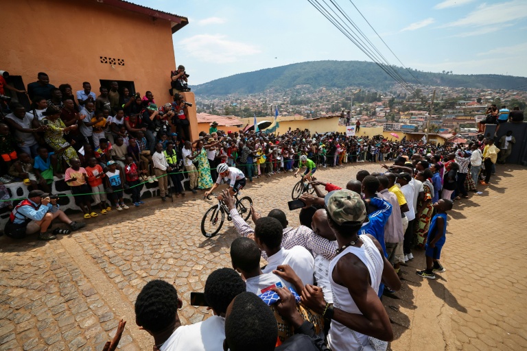 Le Mexicain Isaac Del Toro et le Slovène Tadej Pogacar grimpent le Mur de Kigali, lors des Mondiaux de cyclisme à Kigali, au Rwanda, le 28 septembre 2025