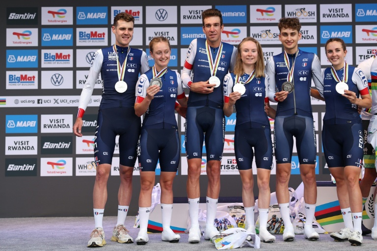 Les Français médaillés d'argent du relais mixte Bruno Armirail, Paul Seixas, 
Pavel Sivakov, Cedrine Kerbaol, Juliette Labous et Maeva Squiban, aux championnats du monde de cyclisme le 24 septembre 2025 à Kigali