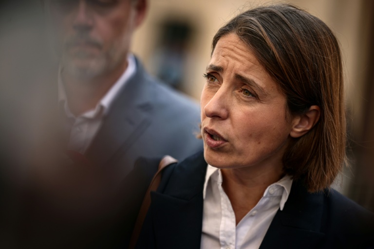 La secrétaire générale de la CGT Sophie Binet s'exprime devant la presse après s'être entretenue avec le Premier ministre Sébastien Lecornu, le 15 septembre 2025 à Paris