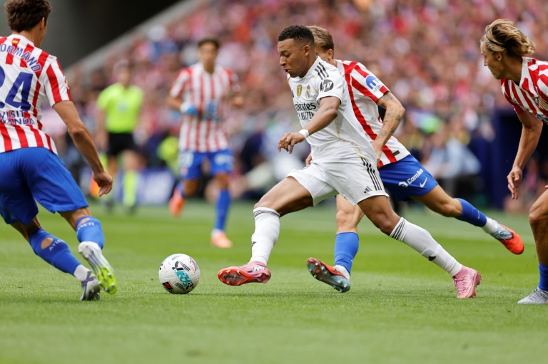 Kylian Mbappe contrôle le ballon lors du match de football de la ligue espagnole entre l'Atletico de Madrid et le Real Madrid au stade Metropolitano, le 27 septembre 2025