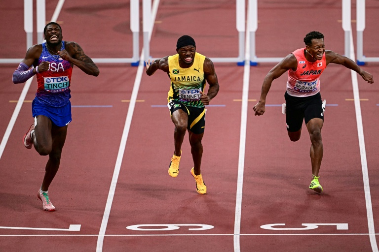 Le hurdleur américain Cordell Tinch, à gauche, remporte la finale du 110 m haies des Mondiaux de Tokyo, le 16 septembre 2025