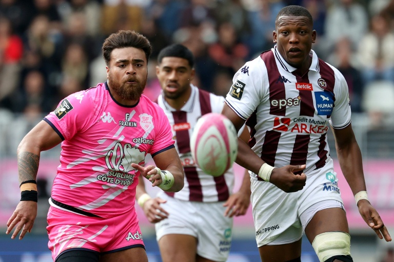 Le centre du Stade français Tani Vili (à gauche) et le troisième ligne de l'UBB Cameron Woki (à droite) lors du match de Top 14 entre les deux équipes, samedi 27 septembre 2025 au stade Jean-BOuin