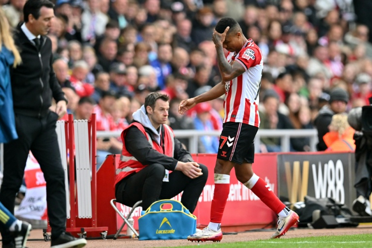 Le défenseur mozambicain de Sunderland quitte le terrain après son exclusion contre Aston Villa en Premier League le 21 septembre 2025 à Sunderland