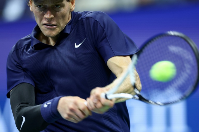 L'Italien Jannik Sinner frappe un retour de service contre son compatriote Lorenzo Musetti lors du quart de finale de l'US Open, à New York, le 3 septembre 2025