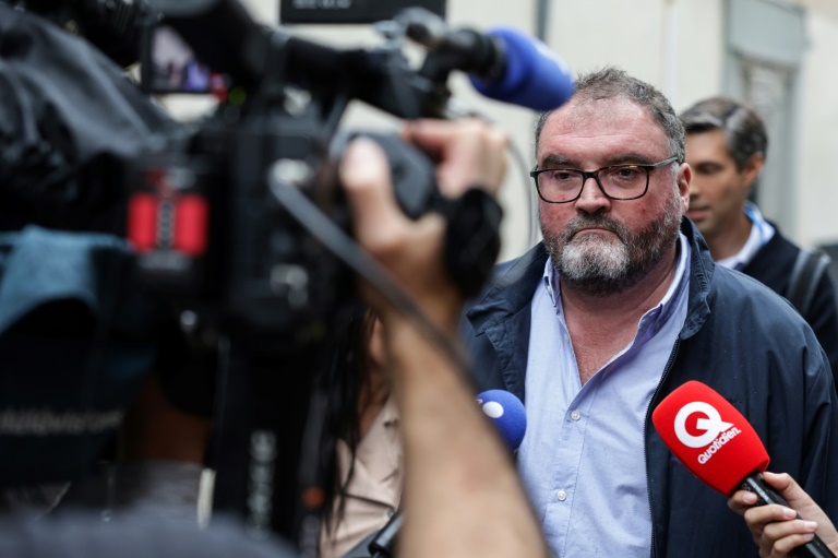 L'ancien anesthésiste Frédéric Péchier s'adresse à la presse à son arrivée au palais de justice de Besançon, le 8 septembre 2025 dans le Doubs