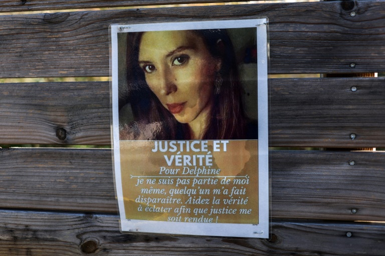 Un portrait de Delphine Jubillar sur une affiche, le 7 décembre 2022 à Cagnac-les-Mines, dans le Tarn