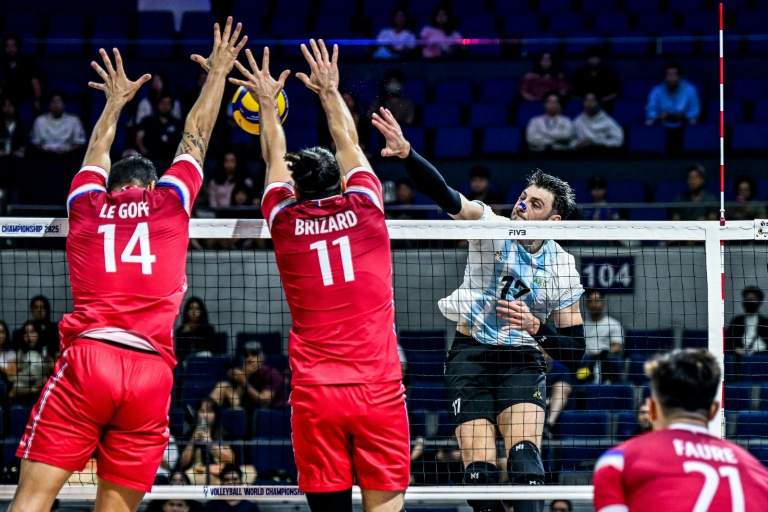 Les Français au bloc face à l'Argentin Luciano Vicentin lors de leur affrontement au Mondial de volley-ball à Quezon City, Philppines, le  18 septembre 2025.