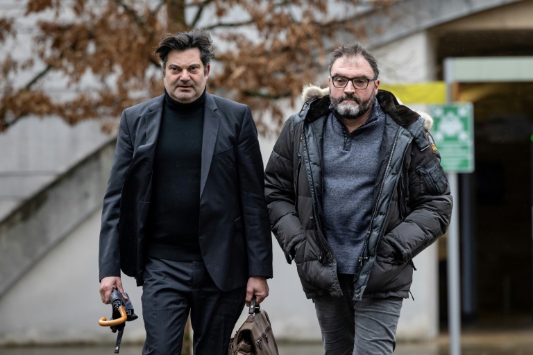 Frédéric Péchier (d), médecin anesthésiste accusé d'avoir tué 12 patients, arrive au Palais de justice de Besançon avec l'u, de ses avocats, Randall Schwerdorffer, le 8 mars 2023
