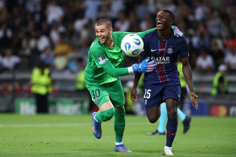 Le gardien Lucas Chevalier et le défenseur Nuno Mendes célèbrent la victoire contre Tottenham, le 13 août 2025 à Udine