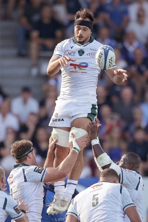 Le troisième ligne français de Pau, Loïc Credoz, capte le ballon en touche lors du match de Top 14 entre le Castres Olympique et la Section Paloise au stade Pierre-Fabre de Castres, le 6 septembre 2025