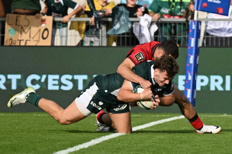 Le centre palois Fabien Brau-Boirie (avec le ballon) en train de marquer un essai contre Lyon en Top 14, le samedi 27 septembre 2025 à Pau