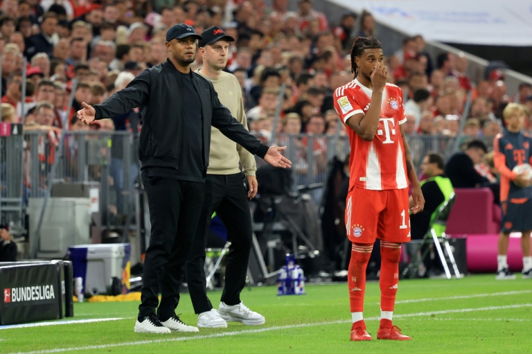 Michael Olise est devenu l'homme de base de l'entraîneur Vincent Kompany (à gauche) au Bayern Munich, ici lors de la réception de Leipzig, le 22 août 2025