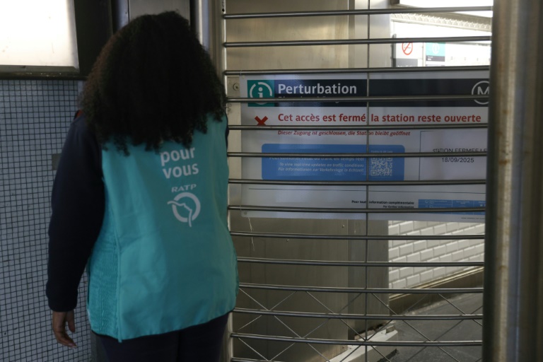 L'accès à une station de métro fermé à Paris lors d'une journée de grève, le 18 septembre 2025