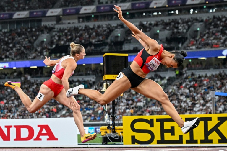 L'athlète suisse Ditaji Kambundji s'impose en finale du 100 m haies féminin lors des Championnats du monde d'athlétisme, à Tokyo, le 15 septembre 2025