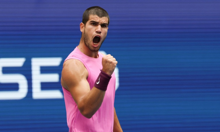 L'Espagnol Carlos Alcaraz lors de sa victoire en demi-finale de l'US Open contre Novak Djokovic à New York, le 5 septembre 2025