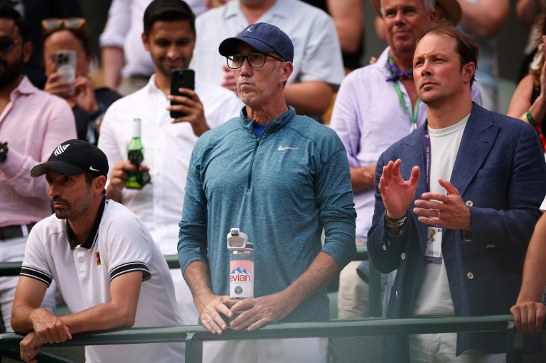 Les entraîneurs de l'Italien Jannik Sinner, Simone Vagnozzi et Darren Cahill, et son agent Alex Vittur réagissent après la victoire contre Ben Shelton, le 9 juillet 2025 à Wimbledon