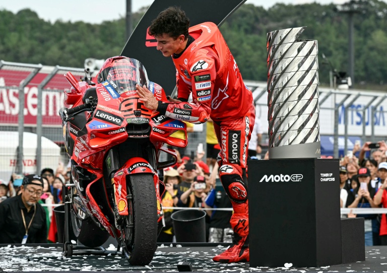 Marc Marquez et sa Ducati après avoir reçu le trophée de champion du monde 2025 catégorie MotoGP, le 28 septembre 2025 à l'issue du Grand Prix du Japon sur le circuit de Motegi