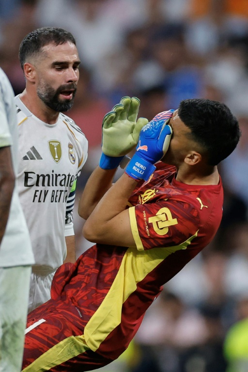 Le défenseur du Real Madrid Dani Carvajal (à gauche) avant son expulsion pour un coup de tête infligé au gardien de l'OM Geronimo Rulli, le 15 septembre 2025 au stade Bernabeu en Ligue des champions