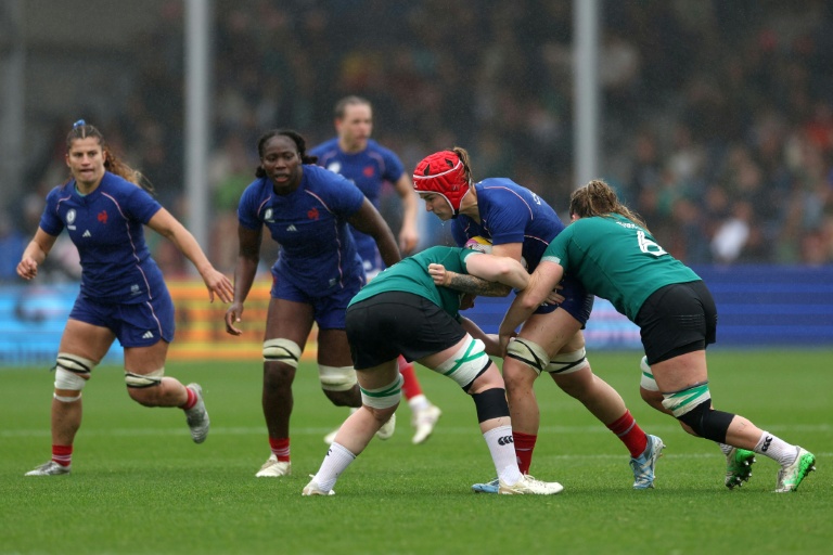 Charge de la N.8 française Charlotte Escudero contre l'Irlande en quart de finale du Mondial le 14 septembre 2025 à Exeter en Angleterre