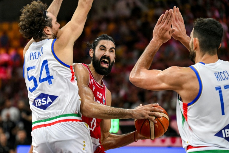 L'intérieur géorgien Goga Bitadze, 18,3 points de moyenne depuis le début de l'Euro, au duel avec deux Italiens lors de la rencontre entre la Géorgie et l'Italie, le 30 août 2025 à la Spyros Kyprianou Arena de Limassol, à Chypre.