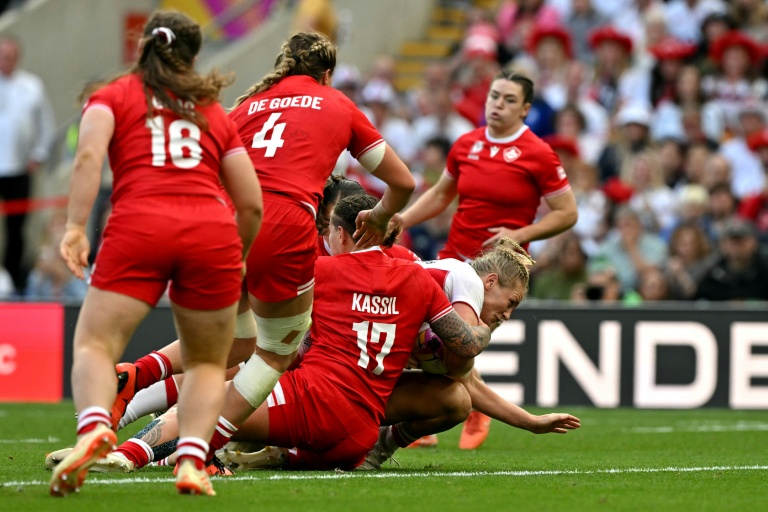 La numéro 8 anglaise Alex Matthews (en blanc, au centre) marque le 5e essai de son équipe lors de la finale de la Coupe du monde de rugby, le 27 septembre 2025 à Twickenham
