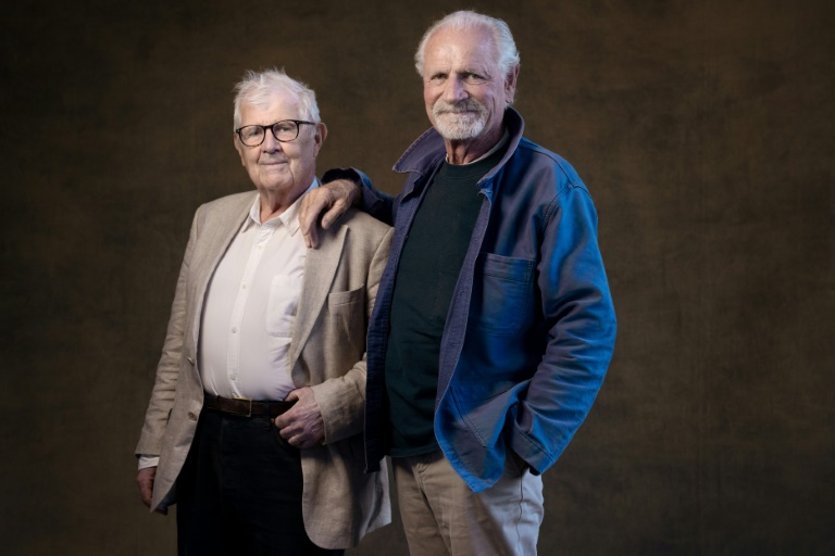 Le photographe Yann Arthus-Bertrand (d) et le démographe historien Hervé Le Bras, le 18 septembre 2025 à Paris