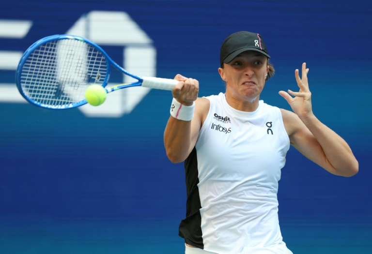 La Polonaise Iga Swiatek frappe un coup droit contre l'Américaine Amanda Anisimova en quart de finale de l'US Open, à New York, le 3 septembre 2025