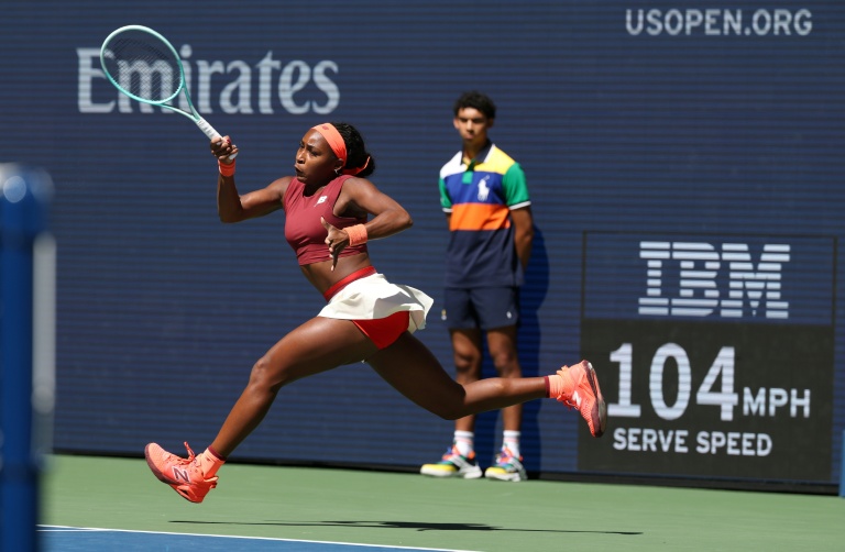 Coco Gauff frappe un coup droit lors de son 3e tour de l'US Open contre la Polonaise Magdalena Frech, le 30 août 2025 à New York