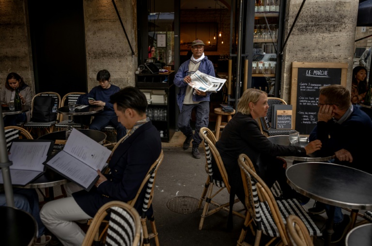 Ali Akbar, vendeur pakistanais de journaux à la criée, dans une rue du Quartier Latin à Paris, le 16 septembre 2025.