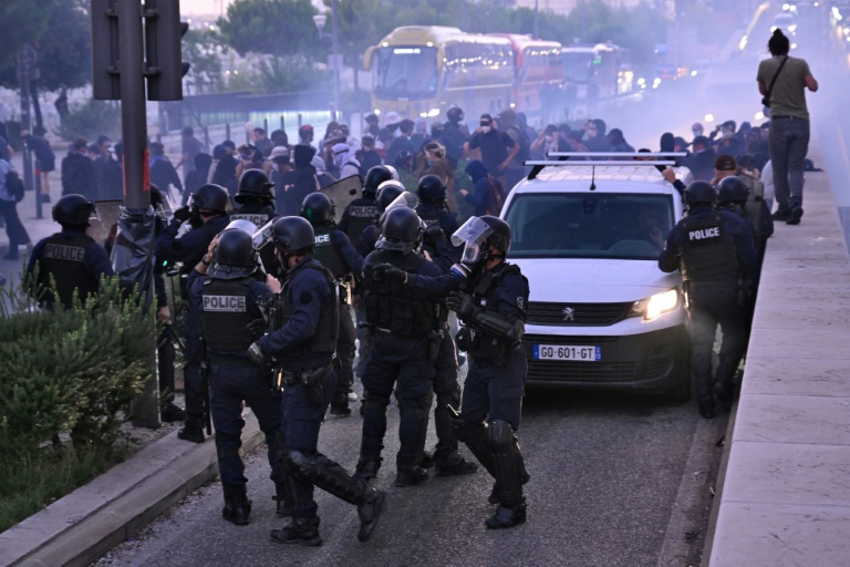 Des forces de l'ordre anti-émeute arrivent pour disperser des manifestants qui tentent de bloquer une route à Marseille, le 18 septembre 2025, lors d'une journée de grèves et de manifestations nationales à l'appel des syndicats contre le budget de la France