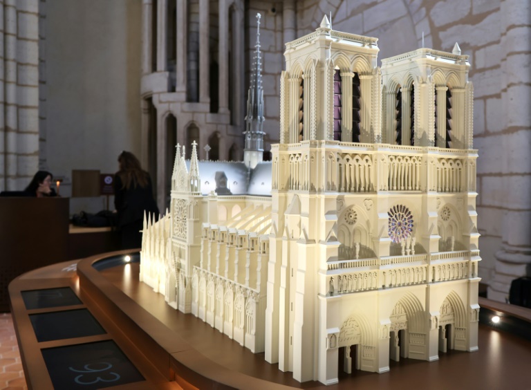 Une maquette de la cathédrale Notre-Dame de Paris exposée à l'intérieur du monument, lors de l'inauguration du nouveau parcours de visite des tours, le 19 septembre 2025