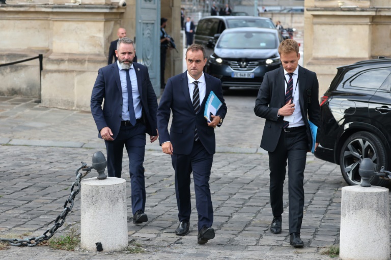 Le ministre des Armées Sébastien Lecornu quitte l'Assemblée nationale après la session parlementaire extraordinaire précédant un vote de confiance sur le budget d'austérité du gouvernement, le 8 septembre 2025 à Paris