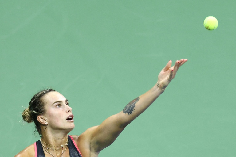 La Bélarusse Aryna Sabalenka sert face à l'Américaine Jessica Pegula en demi-finale de l'US Open, à New York, le 4 septembre 2025