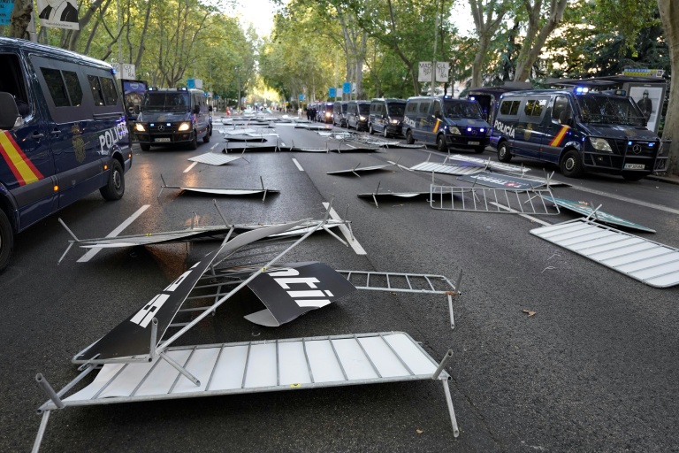 Des barrières à terre après que des manifestants propalestiniens ont envahi la rue durant la 21e et dernière étape du Tour d'Espagne cycliste, le 14 septembre 2025 à Madrid