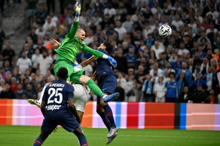 Le gardien du PSG Lucas Chevalier rate sa sortie sur le but de Marseille au stade Veélodrome, le 22 septembre 2025