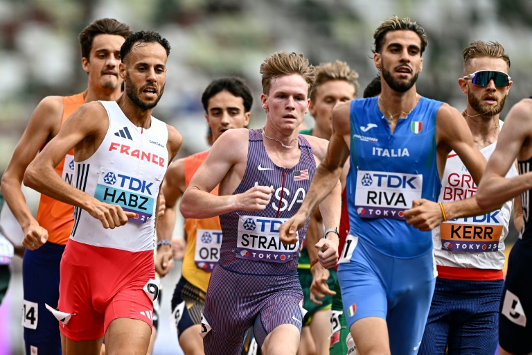 Le Français Azeddine Habz (à gauche), l'Italien Federico Riva et le Britannique Josh Kerr pendant le 1500 m du Mondial d'athlétisme de Tokyo, le 14 septembre 2025