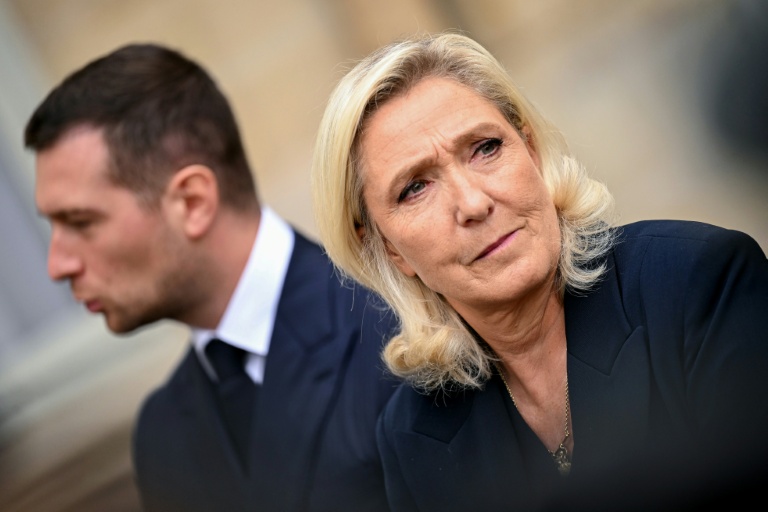 Le président du parti d'extrême droite français Rassemblement National (RN), Jordan Bardella (G), et la présidente du groupe parlementaire Rassemblement National, Marine Le Pen, après une rencontre avec le Premier ministre dans le cadre de consultations politiques à l'Hôtel de Matignon à Paris, le 2 septembre 2025