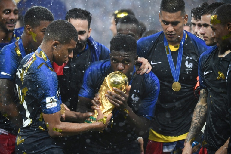 Samuel Umtiti (trophée en mains avec Kylian Mbappé) savoure le triomphe des Bleus à la Coupe du monde en Russie, le 15 juillet 2018 à Moscou