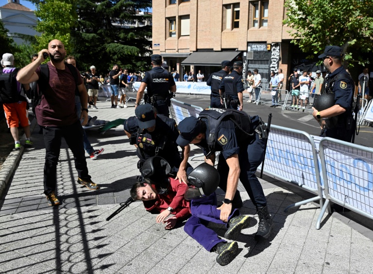 Interpellation d'un manifestant propalestinien en marge de la 18e étape du Tour d'Espagne cycliste, le 11 septembre 2025 à Valladolid