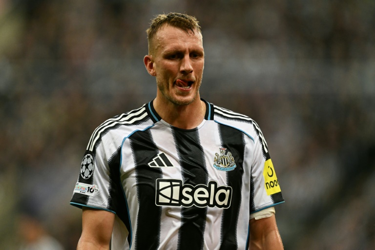 Le défenseur de Newcastle Dan Burn lors du match de Ligue des Champions contre le FC Barcelone au stade St James' Park à Newcastle le 18 septembre 2025.