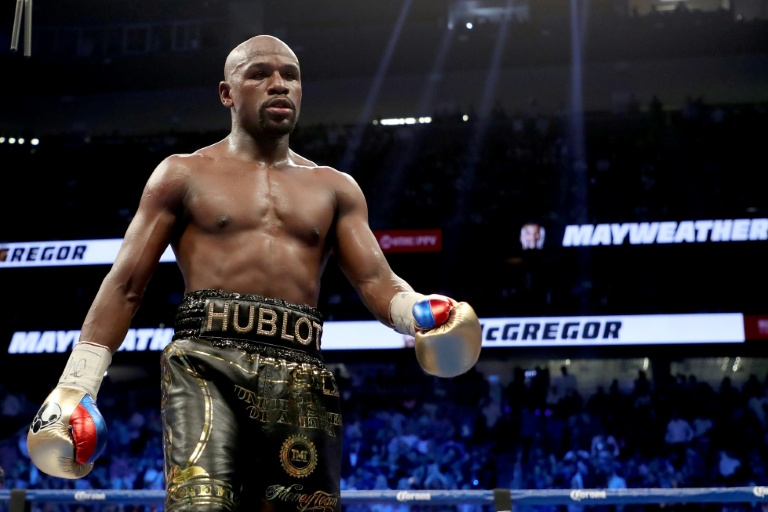 L'Américain Floyd Mayweather se dirige vers son coin lors de son match contre l'Irlandais Conor McGregor, à Las Vegas (Nevada), le 26 août 2017