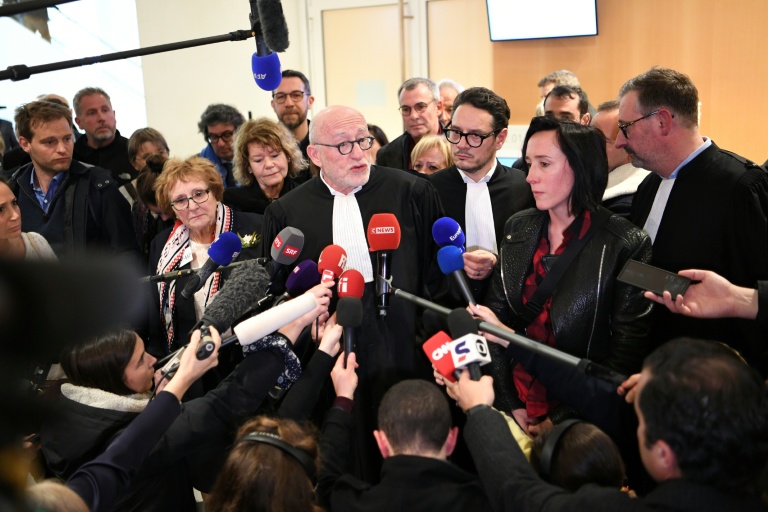 Me Alain Jakubowicz (au centre), avocat de nombreuses parties civiles au procès du crash du Rio-Paris en 2009, parle à la presse au tribunal, le 17 avril 2023 à Paris