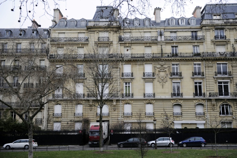 Un camion à l'entrée de l'immeuble de Teodorin, perquisitionné par la police dans le cadre d'une enquête pour corruption, le 14 février 2012, avenue Foch à Paris