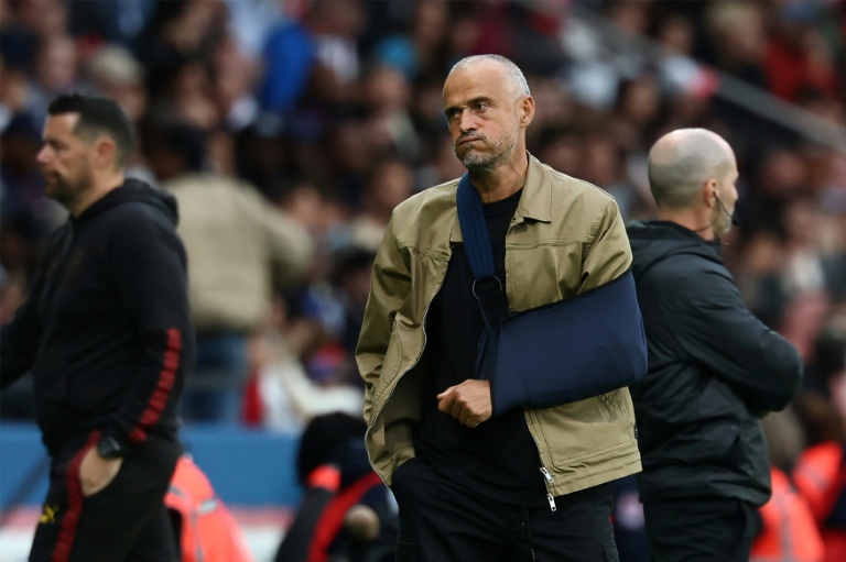 L'entraîneur du Paris SG Luis Enrique, qui s'est fracturé une clavicule en tombant de vélo, réagit lors dun match face à Lens, le 14 septembre 2025 au Parc des Princes à Paris