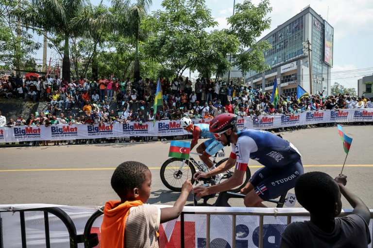 Julian Alaphilippe (casque rouge) a abandonné très tôt, malade, lors des Championnats du monde de cyclisme, le 28 septembre 2025 à Kigali