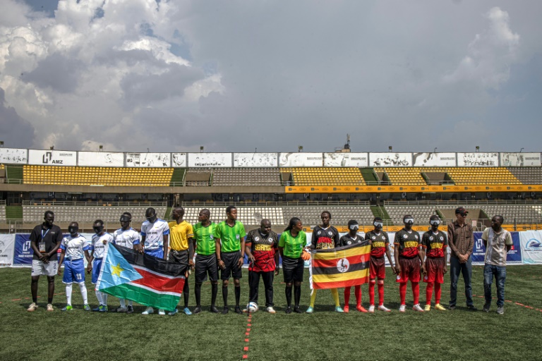 Les équipes de cécifoot du Soudan du Sud et de l'Ouganda avant de s'affronter au stade de  Nakivubo à Kampala, le 27 octobre 2025