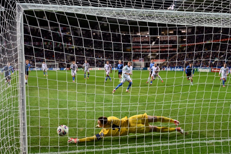 Le gardien estonien Karl Jakob Hein détournant un penalty de l'Italien Mateo Retegui lors du match de qualification à la CDM-2026, le 11 octobre 2025 à Tallinn