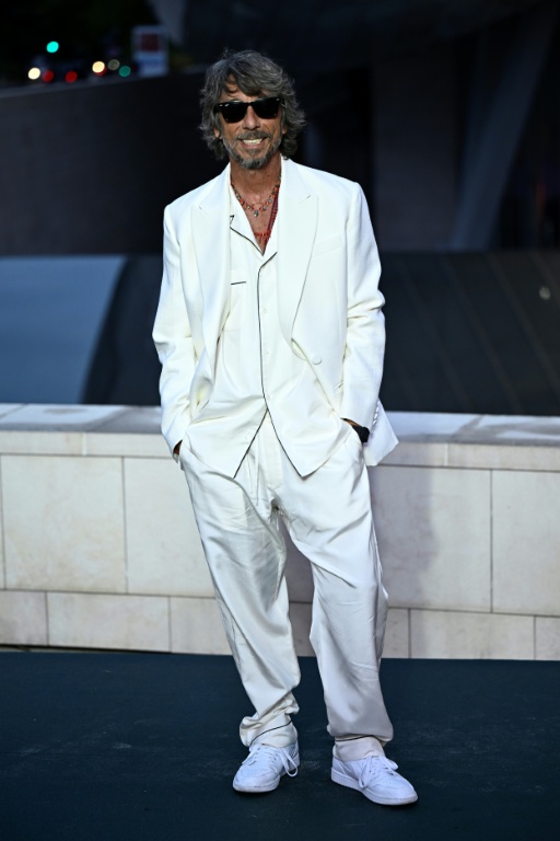 Le styliste et grand couturier italien Pierpaolo Piccioli pose sur le tapis rouge à la Fondation Louis Vuitton à Paris, le 25 juillet 2024
